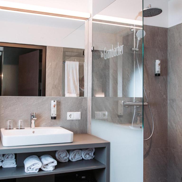 Hotel-Restaurant Das Grambacher I FREE PARKING I SELF CHECK-IN - Deluxe Doppel-/Zweibettzimmer mit Balkon - 4