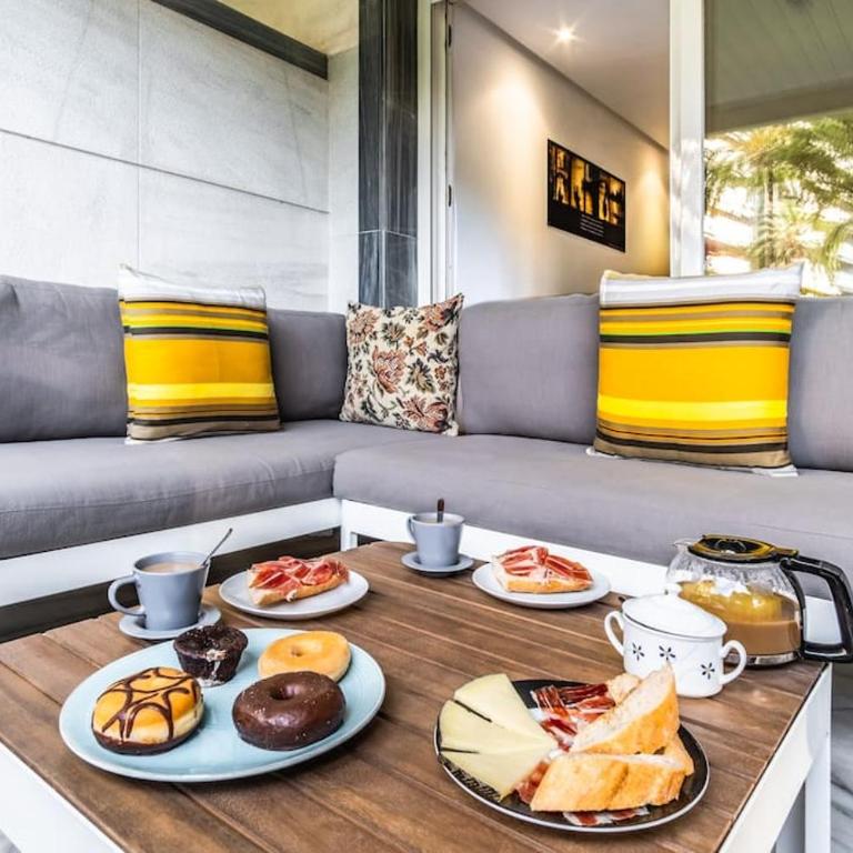 1st line exclusive apt in heart of the Golden Mile - Three-Bedroom Apartment - 12