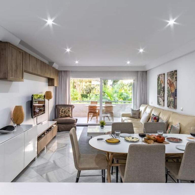 1st line exclusive apt in heart of the Golden Mile - Three-Bedroom Apartment - 14