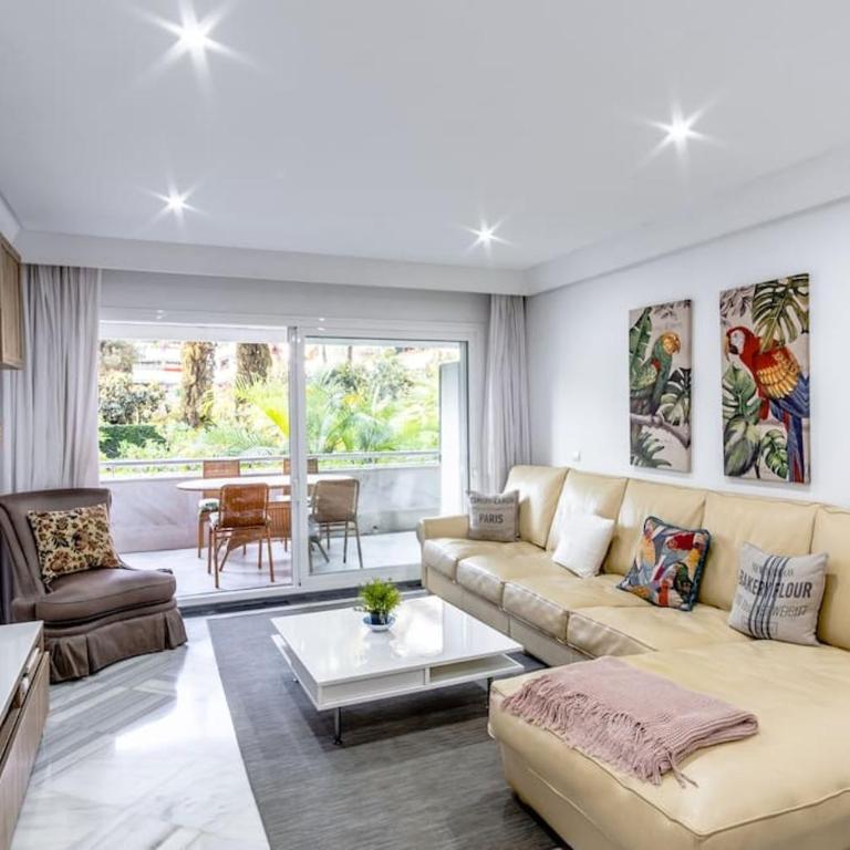 1st line exclusive apt in heart of the Golden Mile - Three-Bedroom Apartment - 16