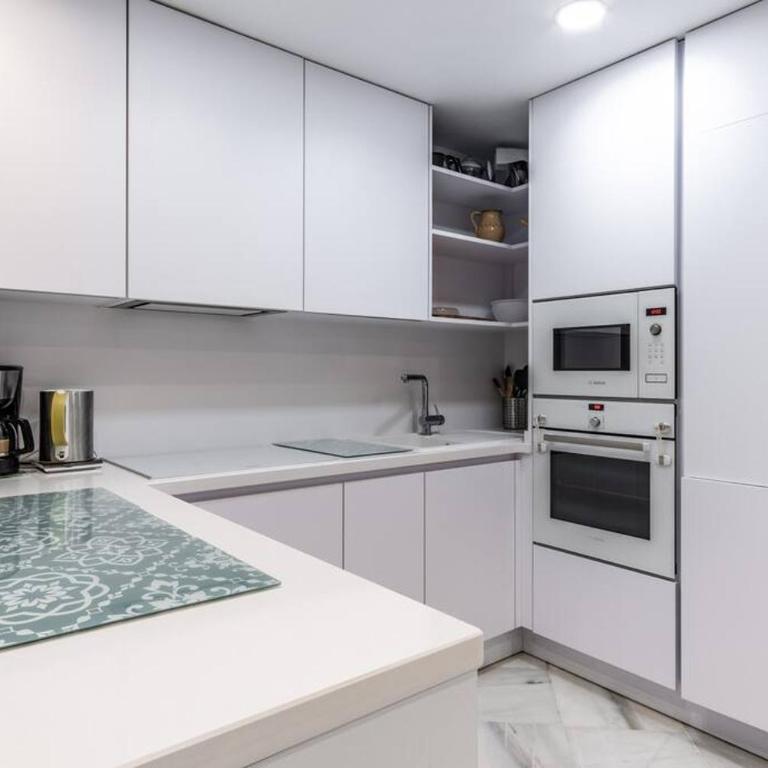1st line exclusive apt in heart of the Golden Mile - Three-Bedroom Apartment - 18