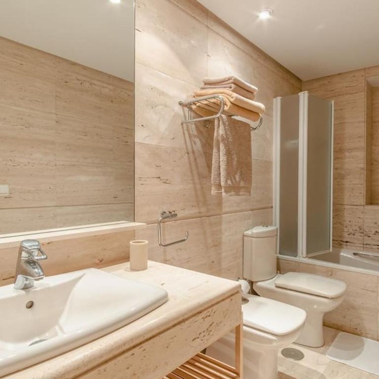 1st line exclusive apt in heart of the Golden Mile - Three-Bedroom Apartment - 28