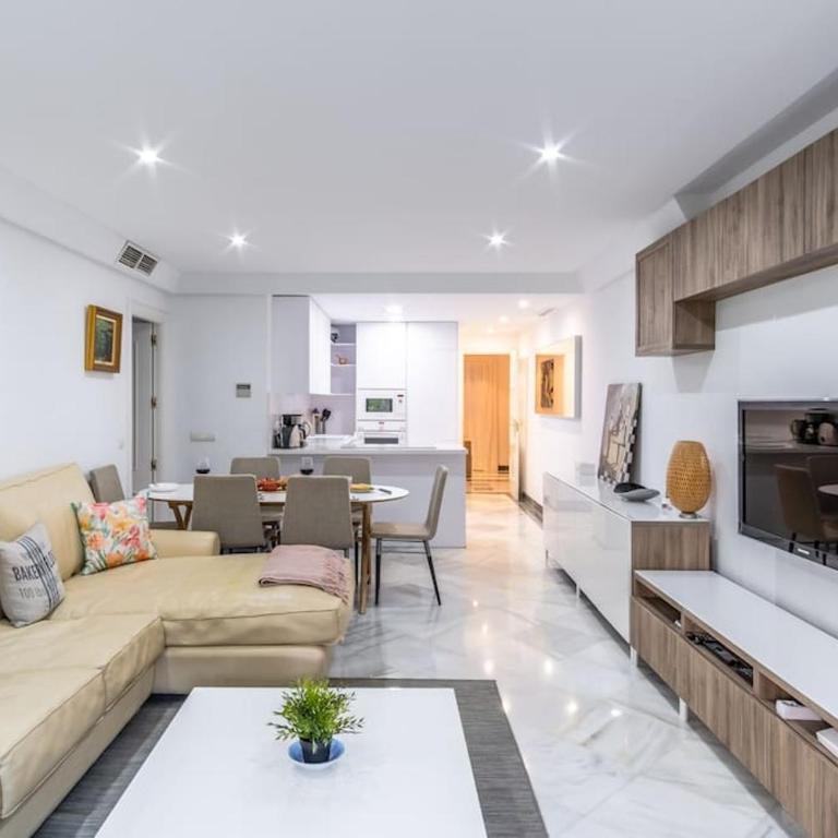 1st line exclusive apt in heart of the Golden Mile - Three-Bedroom Apartment - 19