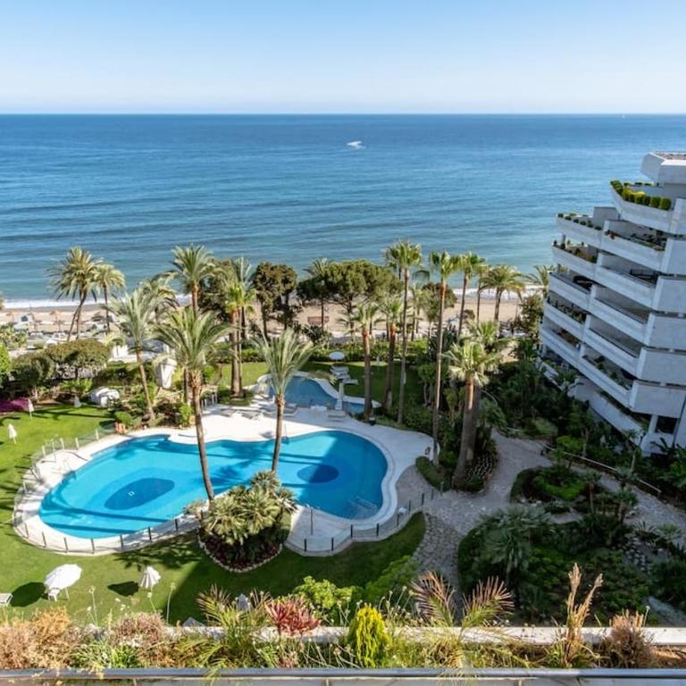 1st line exclusive apt in heart of the Golden Mile - Three-Bedroom Apartment - 4