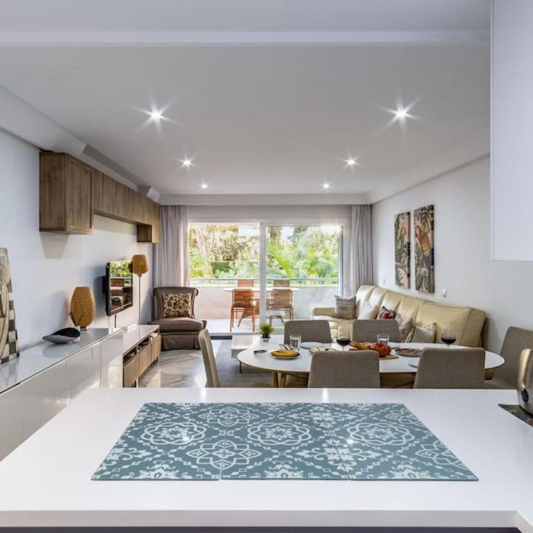 1st line exclusive apt in heart of the Golden Mile - Three-Bedroom Apartment - 20