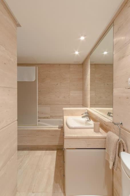 1st line exclusive apt in heart of the Golden Mile - Three-Bedroom Apartment - 22