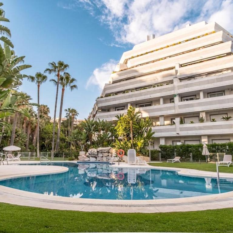 1st line exclusive apt in heart of the Golden Mile - Three-Bedroom Apartment - 6