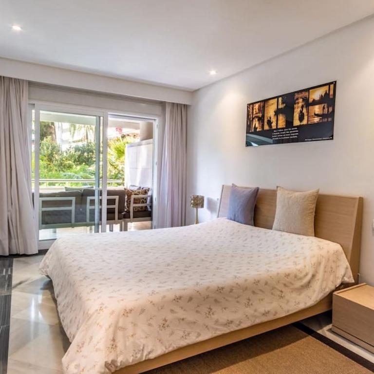 1st line exclusive apt in heart of the Golden Mile - Three-Bedroom Apartment - 23