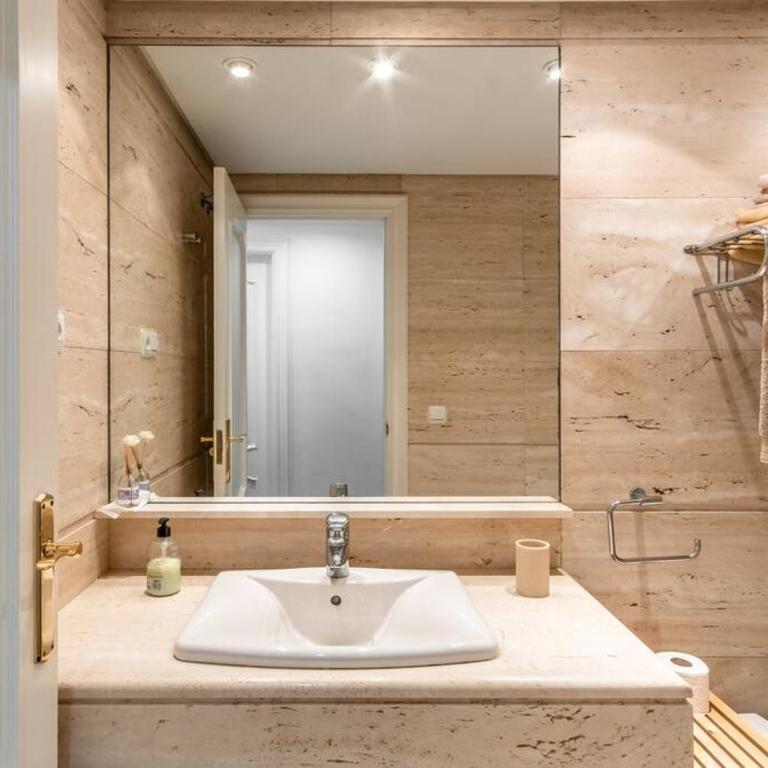 1st line exclusive apt in heart of the Golden Mile - Three-Bedroom Apartment - 27