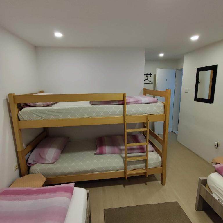 Apartments and rooms Lena - Family Room with Bathroom - 10