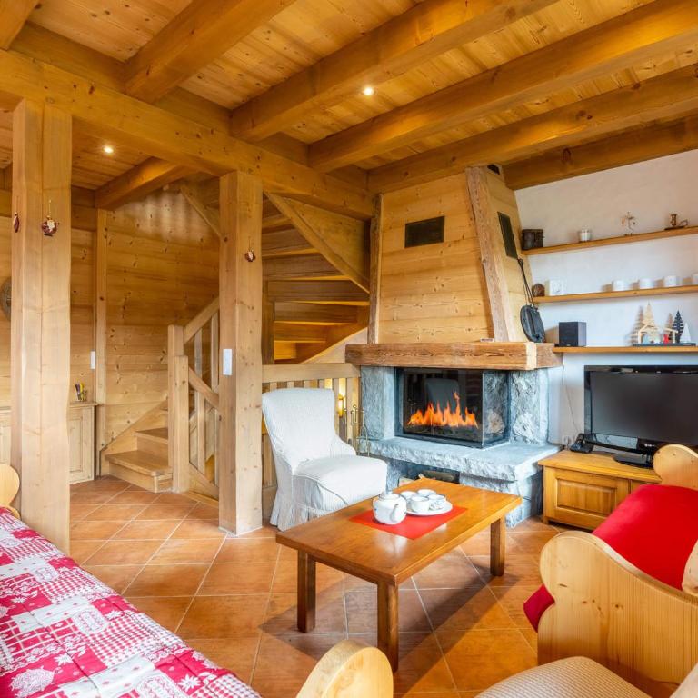 Chalet mitoyen 3 étoiles à La Clusaz, 500m des pistes, 10 pers, terrasse, cheminée, garage, WiFi - FR-1-459-186 - Chalet - 1