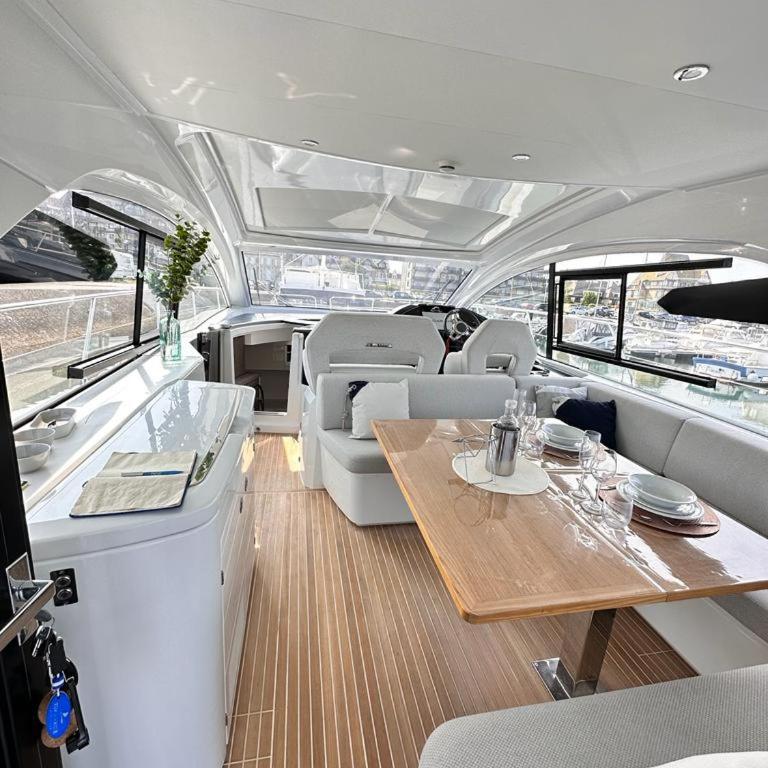 Puissance, Elegance et Style, Yacht à Deauville - Mobile Home - 13