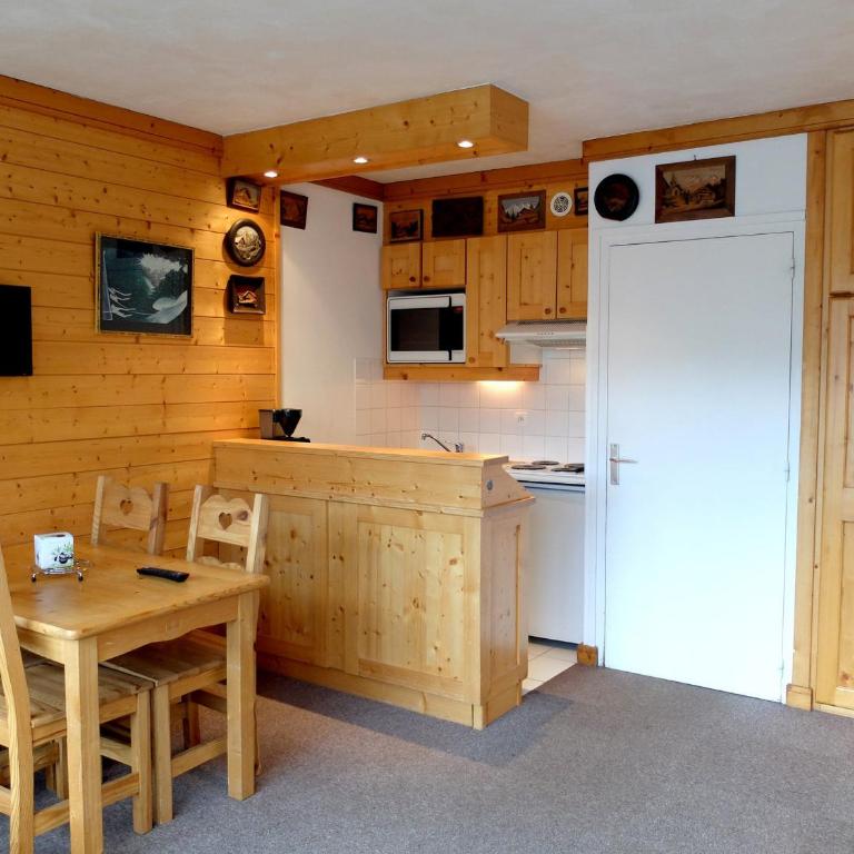 Studio rénové avec balcon, skis aux pieds, animaux acceptés - FR-1-502-496 - Studio - 2