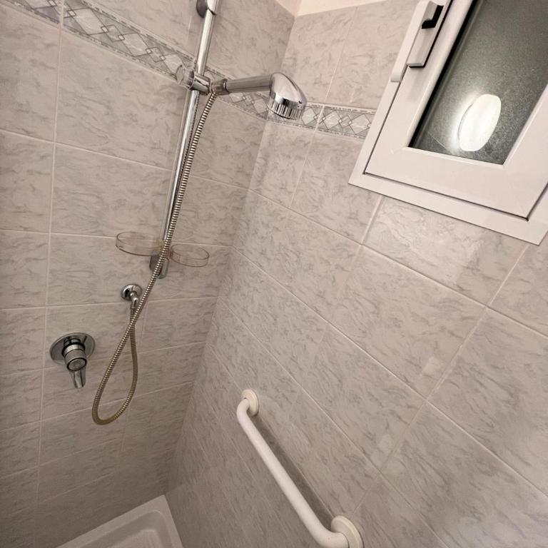 Savona Casa Vacanze vicino Mare 3 minuti WIFI - Appartamento con 1 Camera da Letto - 15