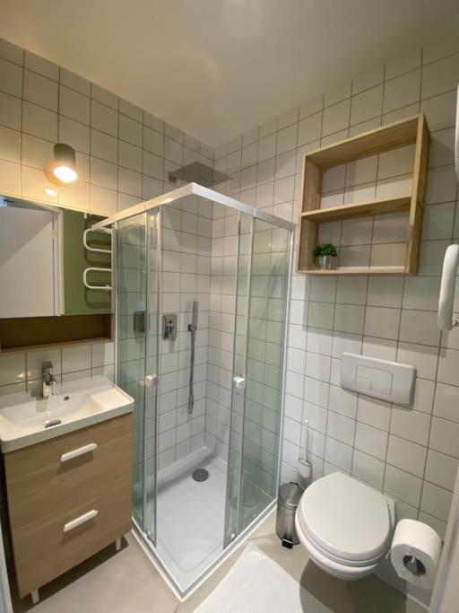 Maison 200m2- 9 chambres avec sdb - 16-18 personnes - séminaire-Proche Centre-Ville-Gare et Arena-terrasse - Maison de Vacances - 24