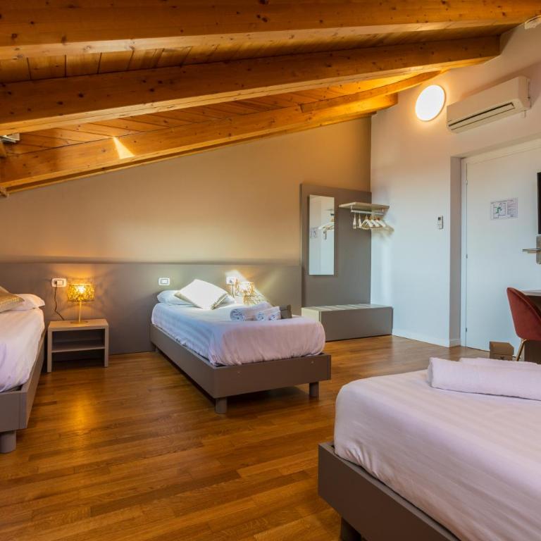 Martini Suite - Premium Quadruple Room with Single Beds - 3