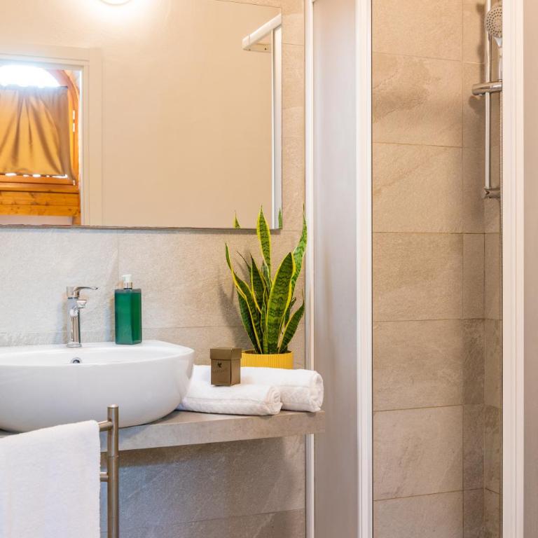 Martini Suite - Premium Quadruple Room with Single Beds - 4