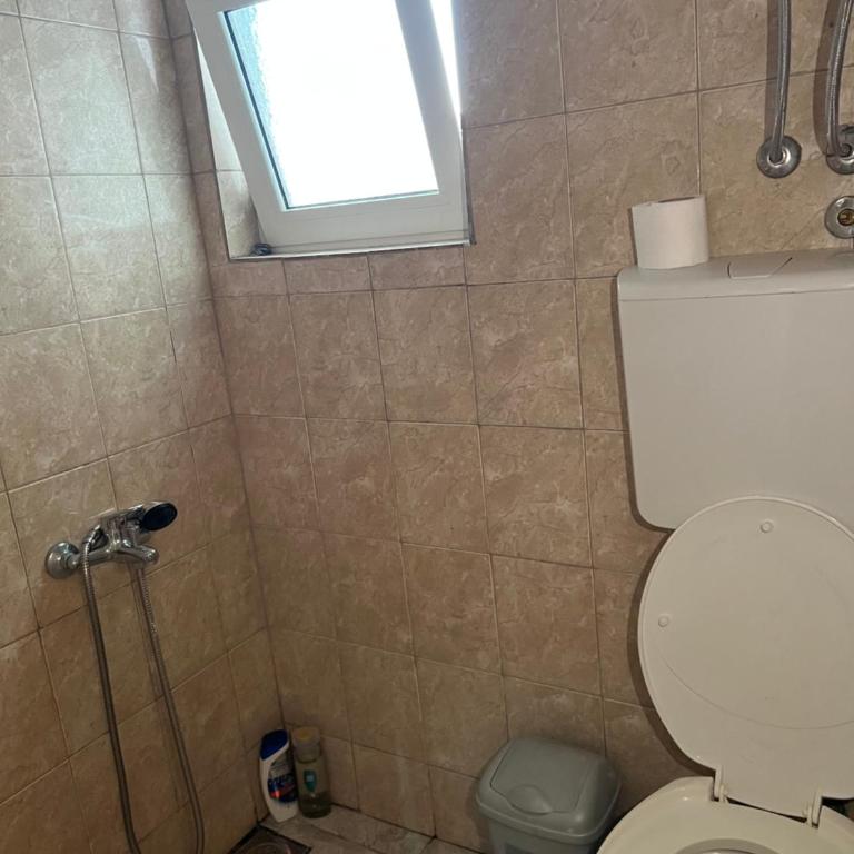 Gjoni Guest House - Dvokrevetna Soba sa Bračnim Krevetom/Zasebnim Krevetima i Balkonom - 2