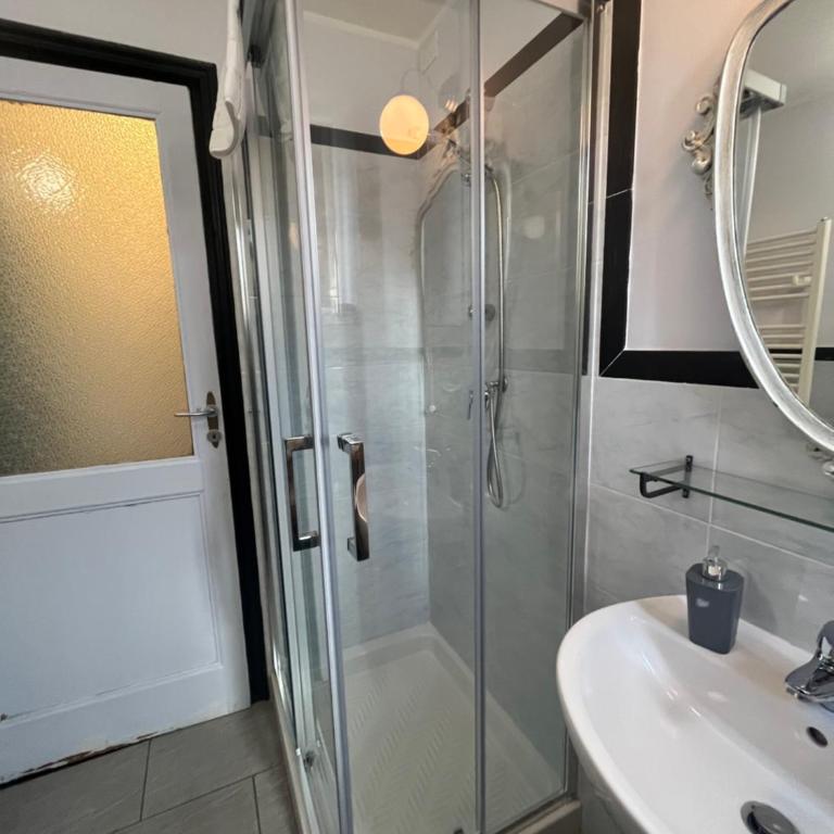 Trainspot Accommodation - Camera Matrimoniale con Bagno Privato - 12