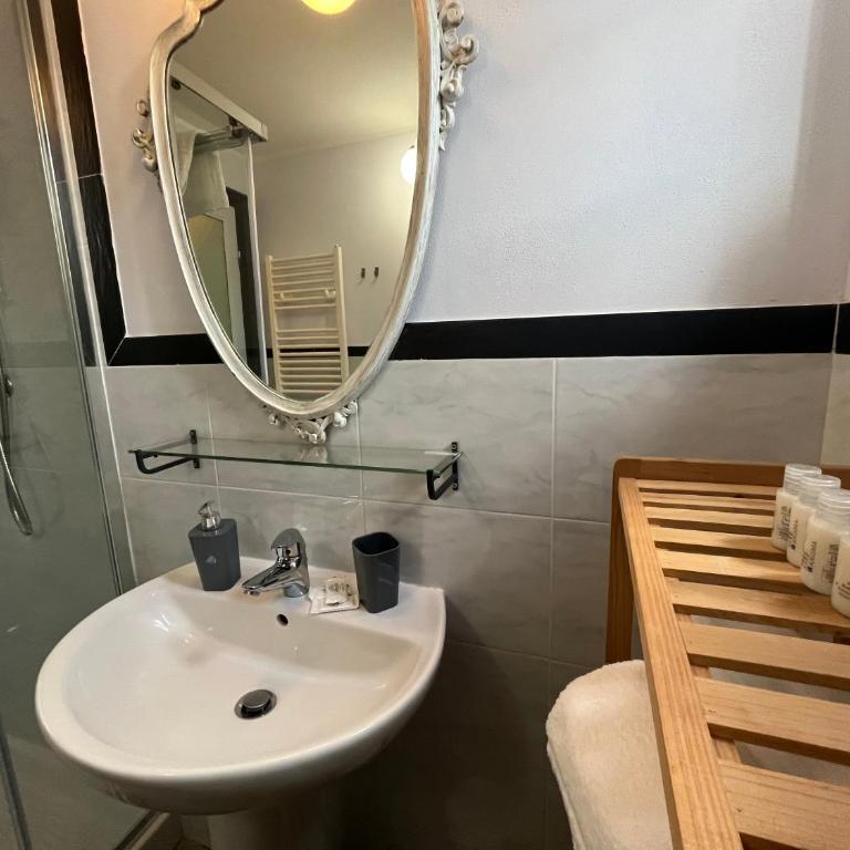 Trainspot Accommodation - Camera Matrimoniale con Bagno Privato - 10