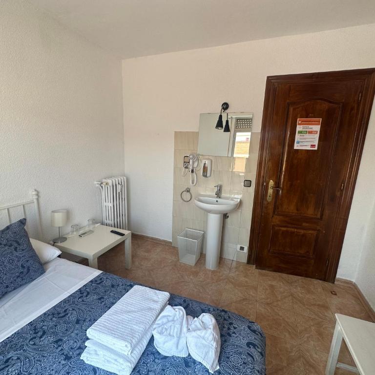 Hostal Arrate - Camera Matrimoniale Piccola con Bagno in Comune - 1