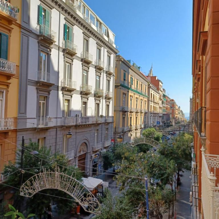 Domus Duomo B&B Napoli - Camera Matrimoniale Luxury con Balcone e Vista Mare - 2