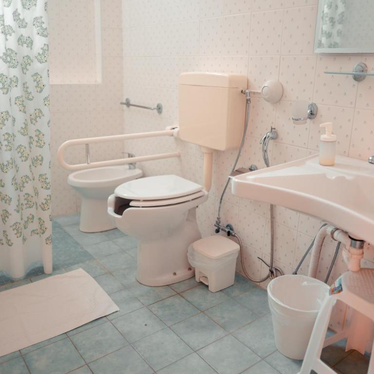 Savoia Residence - Camera Tripla con Accesso Disabili - 9