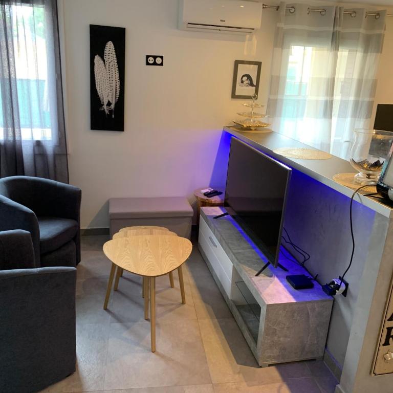 Grand studio très agréable avec bar, cuisine et terrasse - Apartamento de 1 dormitorio - 11