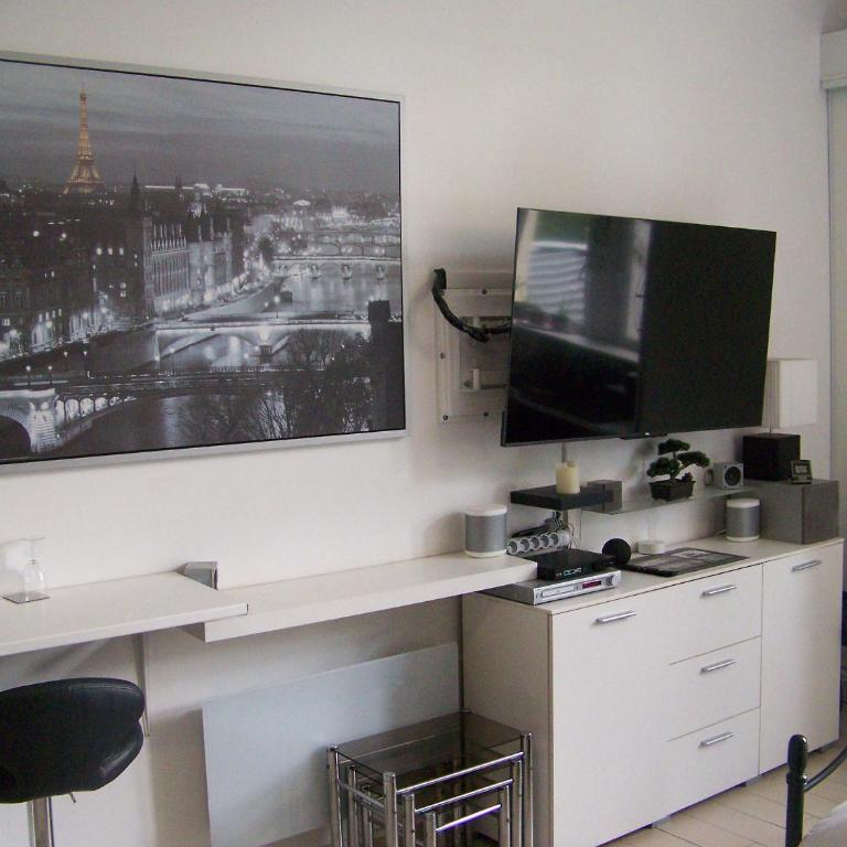 Charmant STUDIO au Calme Tout Confort Dans Château Néo Gothique proche ZENITH COMET ORLEANS Parking Voiture Gratuit WIFI Haut Débit Rue des Montées - Estudio Superior - 17