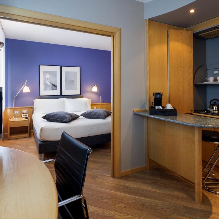 Best Western Plus Executive Hotel and Suites - Junior Queen Suite with One Single Bed - 1