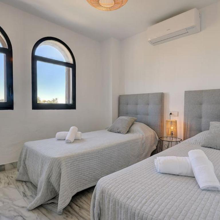4 Bedroom Townhouse 200 meters from the Beach! - Apartment - 48