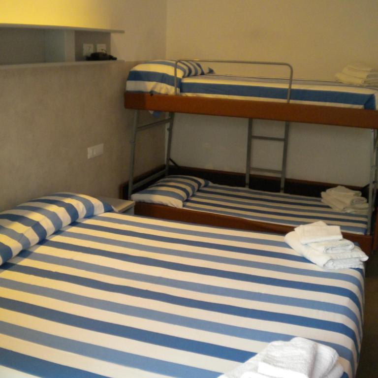 Hotel Ambasciata - Comfort Quadruple Room - 7