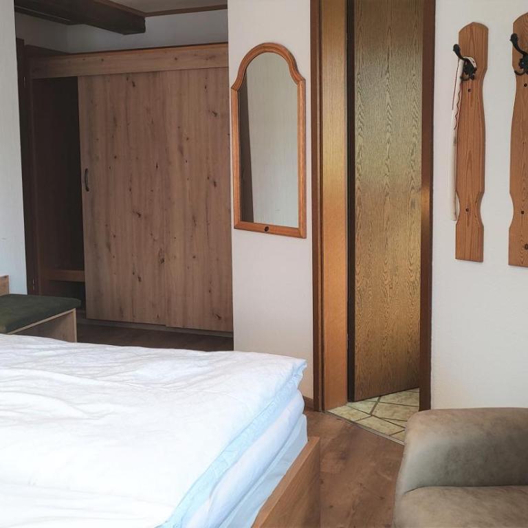 Gästehaus Luitz-Kennerknecht - Doppelzimmer mit Gemeinschaftsbad - 6
