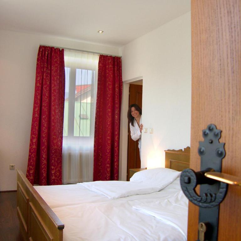 Hotel Pension Herbert - Dreibettzimmer mit eigenem Bad - 4