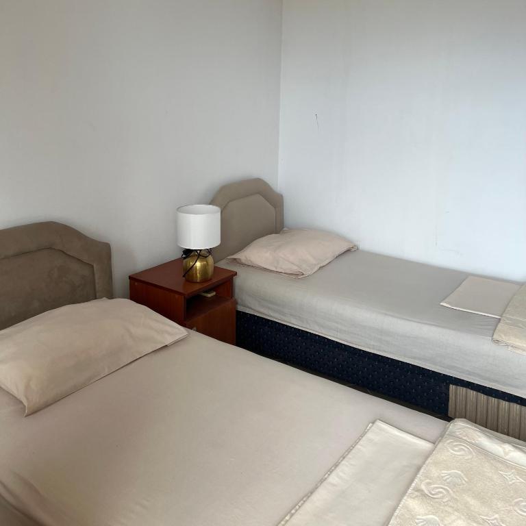 Gjoni Guest House - Dvokrevetna Soba sa Bračnim Krevetom/Zasebnim Krevetima i Balkonom - 3
