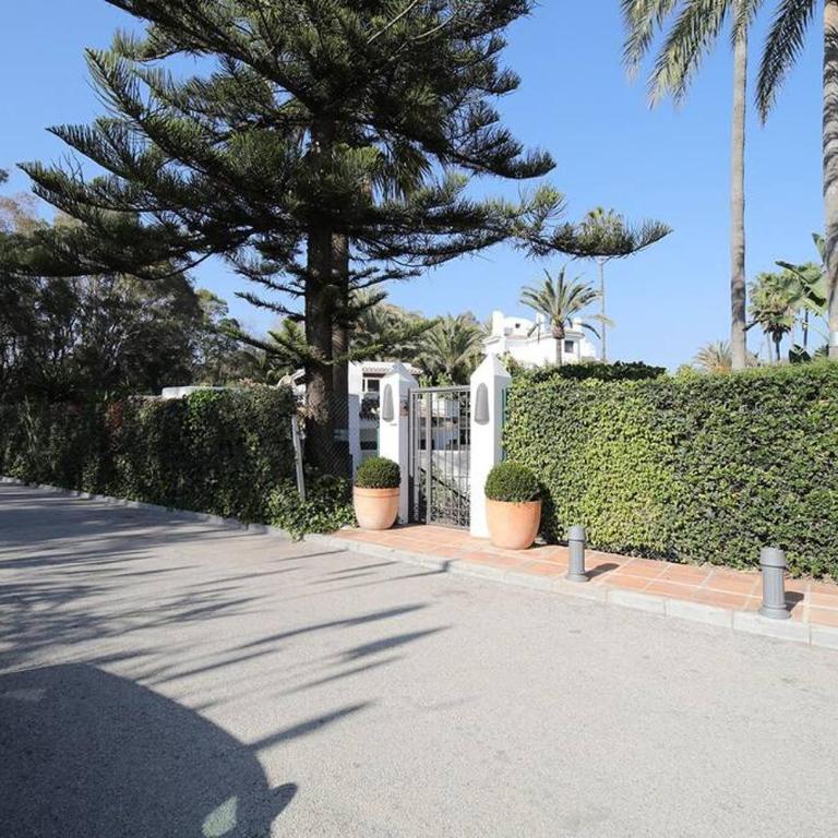 Golden Beach Holiday Home - Private Jacuzzi, 4 Swimming Pools & Direct Access to the Beach - Apartamento - 80