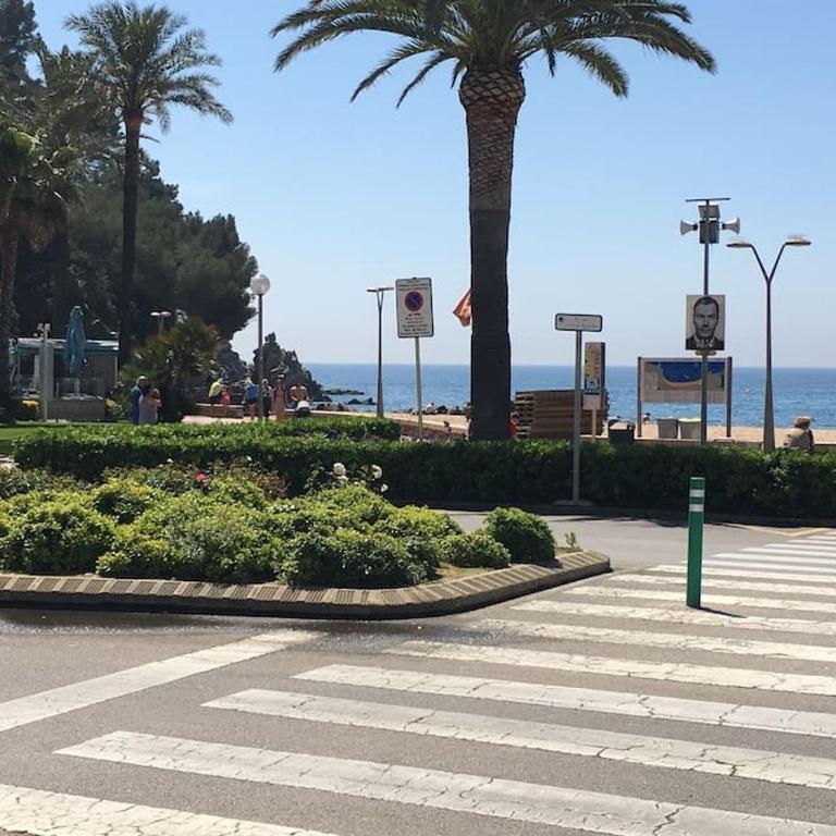 Lujoso piso enfrente de playa de Fenals, 2 terrazas - Apartamento de 1 dormitorio - 43