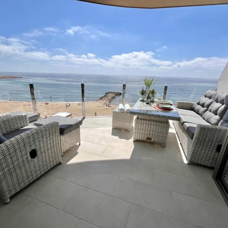 Exclusive apartment for 6 people on the beach - front line - 1st line - Apartamento de 3 dormitorios - 6