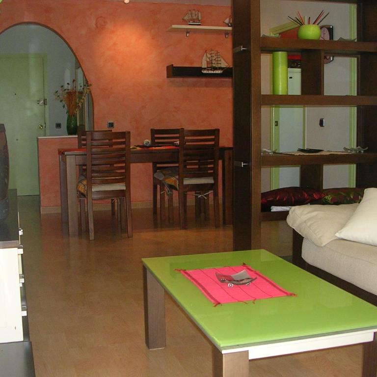 Apartament amb jardí privat i piscina - Three-Bedroom Apartment - 1