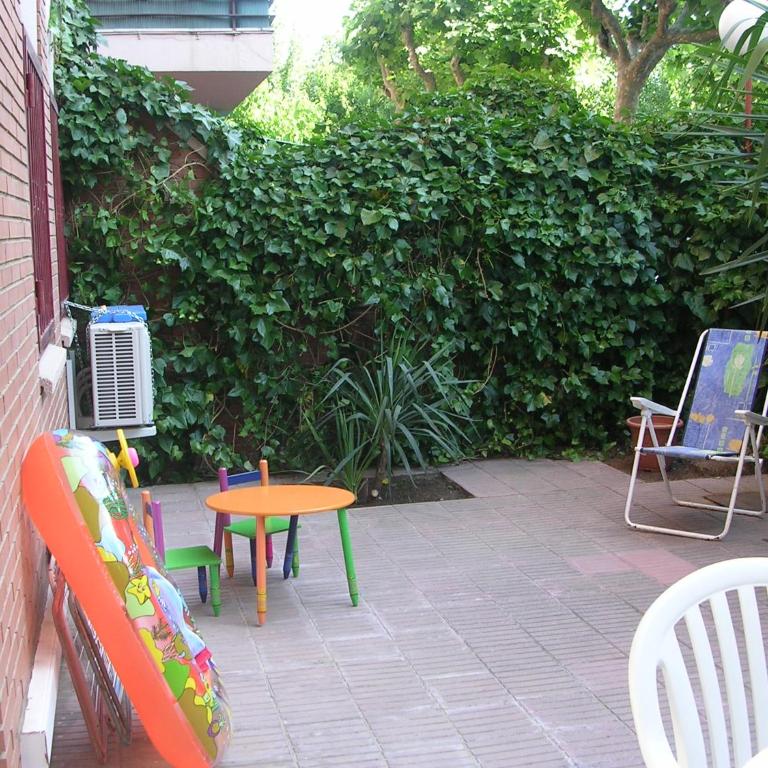 Apartament amb jardí privat i piscina - Three-Bedroom Apartment - 2