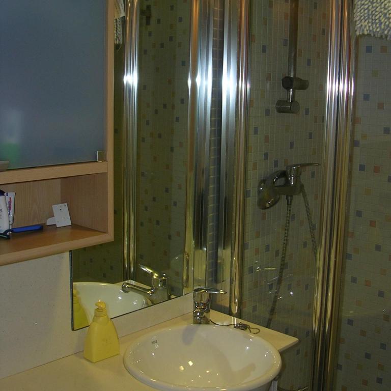 Apartament amb jardí privat i piscina - Three-Bedroom Apartment - 7