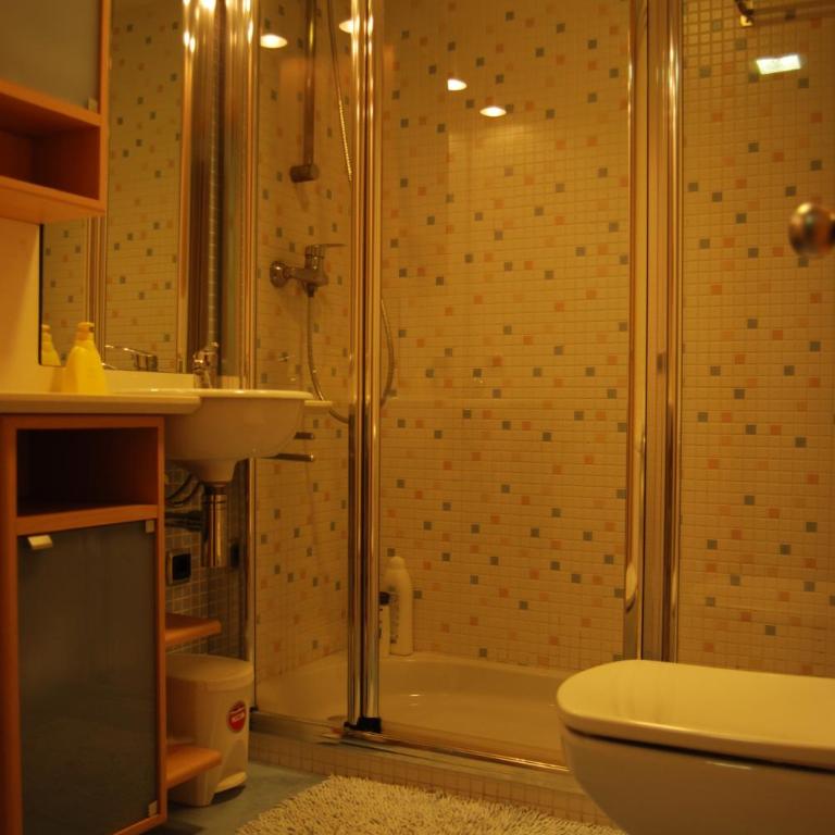 Apartament amb jardí privat i piscina - Three-Bedroom Apartment - 8