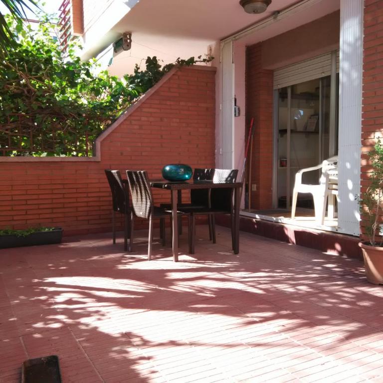 Apartament amb jardí privat i piscina - Three-Bedroom Apartment - 10