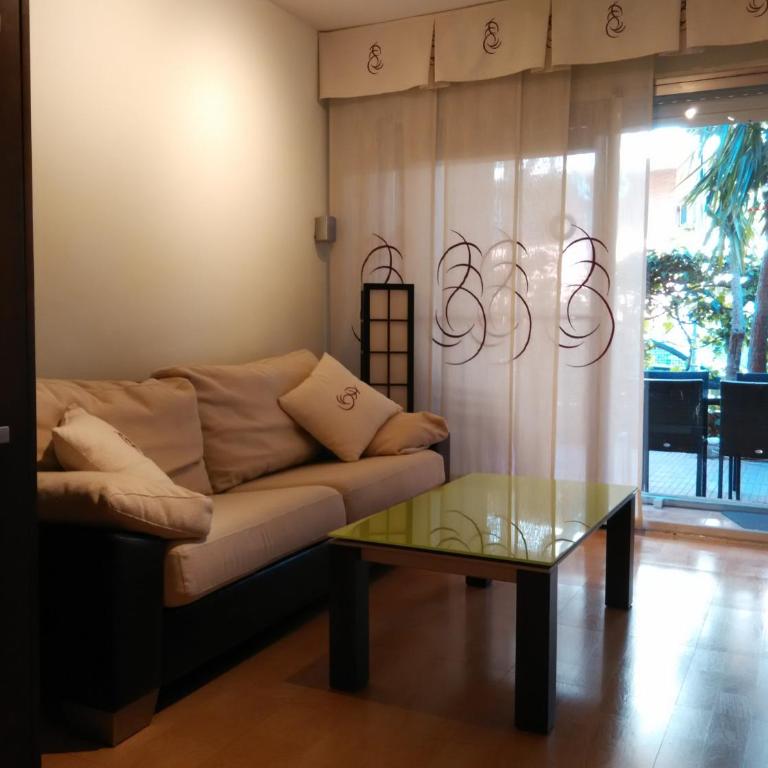 Apartament amb jardí privat i piscina - Three-Bedroom Apartment - 14