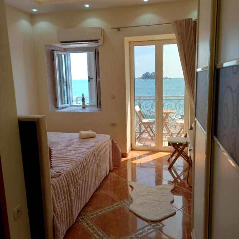 Beach House - Deluxe Queen Room with Two Queen Beds - 12
