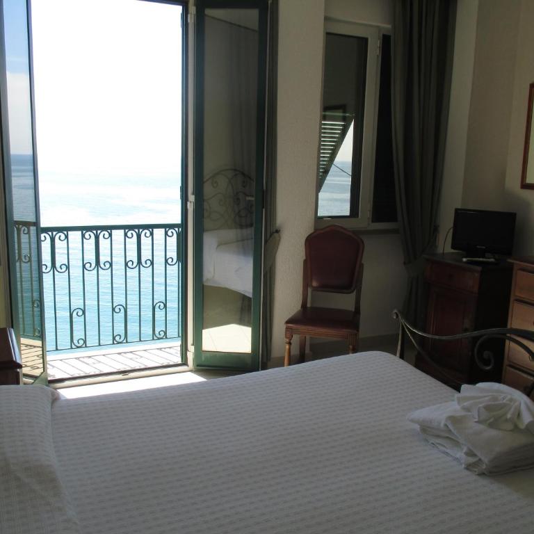 Hotel Leopold - Camera Tripla con Balcone e Vista Mare - 1