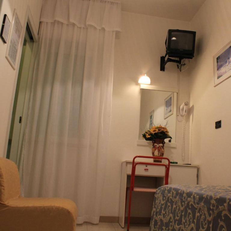 Hotel Morena Riccione Centrale - Economy Double Room with Bunk Bed - 9