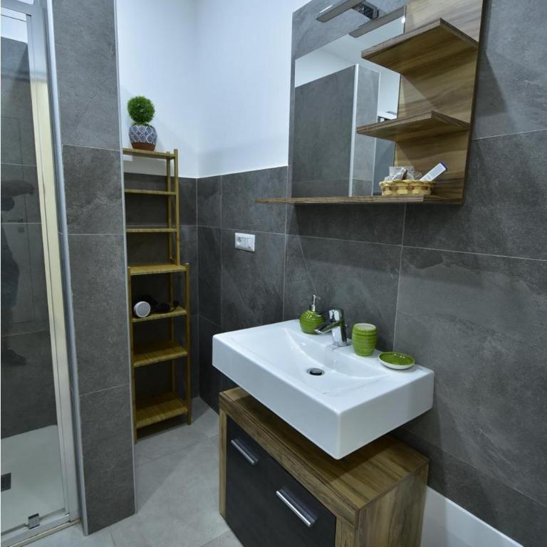 Via Cino Cagliari - Camera Matrimoniale con Bagno Privato - 10