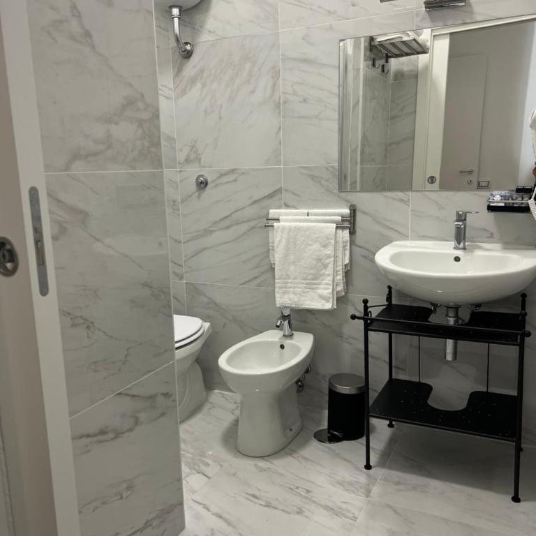 TIZIANA'S HOUSE - Camera Tripla con Bagno Privato - 11