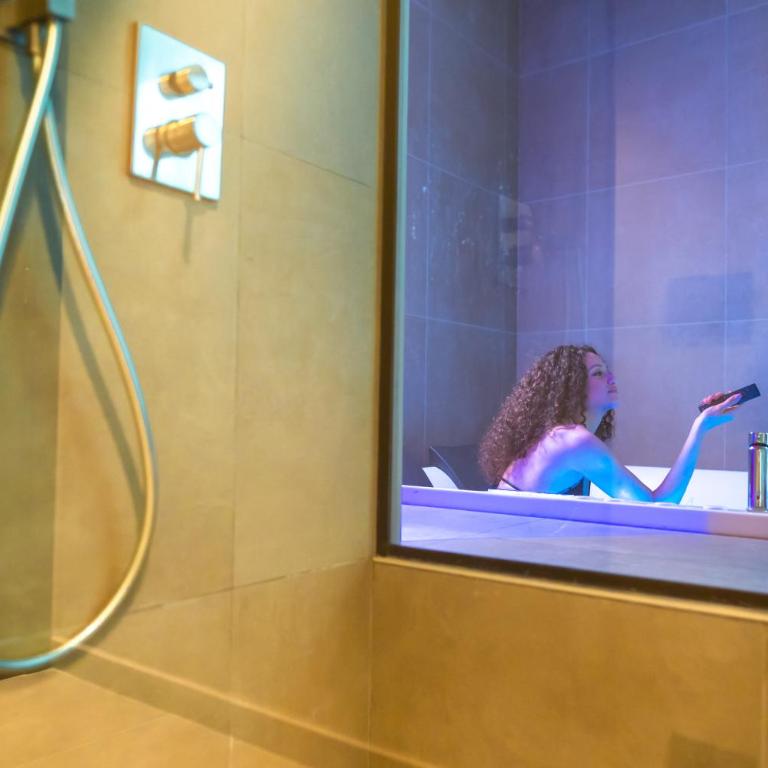 GOLD SUITE&SPA - Camera King con Vasca Idromassaggio - 9
